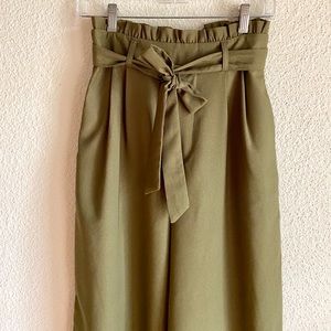 Brand new Forever 21 paperbag pants!